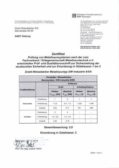 Das Dokument enthält Informationen über das Steinbeis-Transferzentrum (STZ) Bauteilfestigkeit und -sicherheit, Werkstoff- und Fügetechnik an der Hochschule Esslingen sowie Prüfergebnisse für Metallzaunsysteme des Herstellers Draht-Weissbäcker KG. Es umfasst Kontaktinformationen, Bankdaten, Akkreditierungsdetails und Prüfergebnisse für den Metallzauntyp DW Industrie 6/5/6. Die Prüfergebnisse sind in einer Tabelle dargestellt, die horizontale und vertikale Belastungskriterien sowie Istwerte und Anforderungen für verschiedene Güteklassen zeigt.   Die Gesamtbewertung des Zaunsystems beträgt 2,0, und es wird in Güteklasse 2 eingeordnet.  