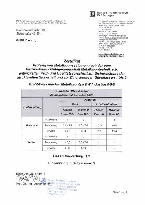 Das Dokument enthält Informationen über das Steinbeis-Transferzentrum (STZ) Bauteilfestigkeit und -sicherheit, Werkstoff- und Fügetechnik an der Hochschule Esslingen sowie Prüfergebnisse für Metallzaunsysteme des Herstellers Draht-Weissbäcker KG. Es umfasst Kontaktinformationen, Bankdaten, Akkreditierungsdetails und Prüfergebnisse für den Metallzauntyp DW Industrie 6/5/6. Die Prüfergebnisse sind in einer Tabelle dargestellt, die horizontale und vertikale Belastungskriterien sowie Istwerte und Anforderungen für verschiedene Güteklassen zeigt.   Die Gesamtbewertung des Zaunsystems beträgt 1,3, und es wird in Güteklasse 1 eingeordnet.  