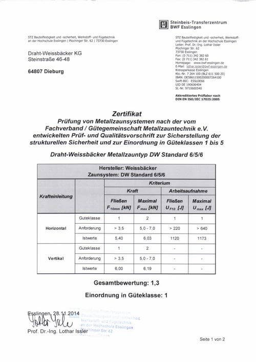 Das Dokument enthält Informationen über das Steinbeis-Transferzentrum (STZ) Bauteilfestigkeit und -sicherheit, Werkstoff- und Fügetechnik an der Hochschule Esslingen sowie Prüfergebnisse für Metallzaunsysteme des Herstellers Draht-Weissbäcker KG. Es umfasst Kontaktinformationen, Bankdaten, Akkreditierungsdetails und Prüfergebnisse für den Metallzauntyp DW Industrie 6/5/6. Die Prüfergebnisse sind in einer Tabelle dargestellt, die horizontale und vertikale Belastungskriterien sowie Istwerte und Anforderungen für verschiedene Güteklassen zeigt.   Die Gesamtbewertung des Zaunsystems beträgt 1,3, und es wird in Güteklasse 1 eingeordnet.  